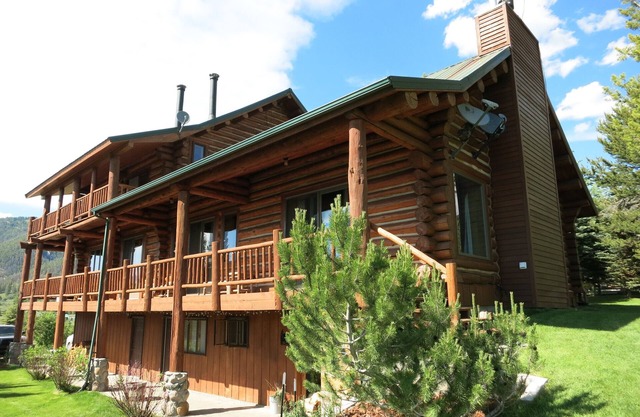 The Best & Coziest Cabin for Big Families/Groups in West Yellowstone!