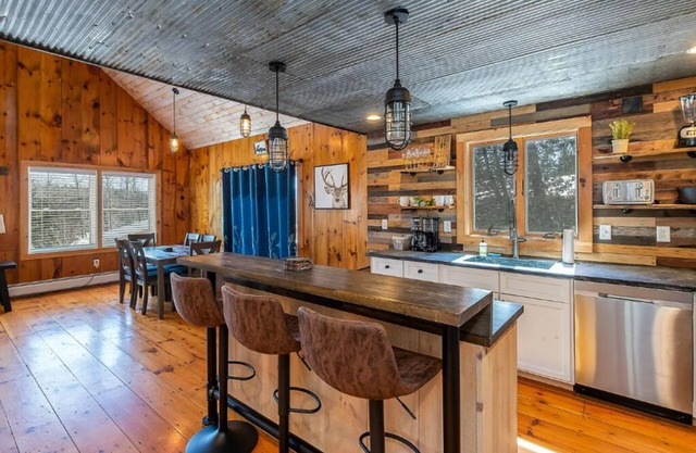The best Maine has to offer: cozy cabin close to hiking, ATV trails & skiing!