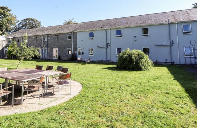 THE BEVAN, pet friendly, with a garden in Bontnewydd