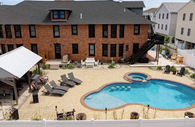 The Bikini Bottom Shore House, Spacious 8 Bedrooms, 7 Baths, Sleeps up to 25