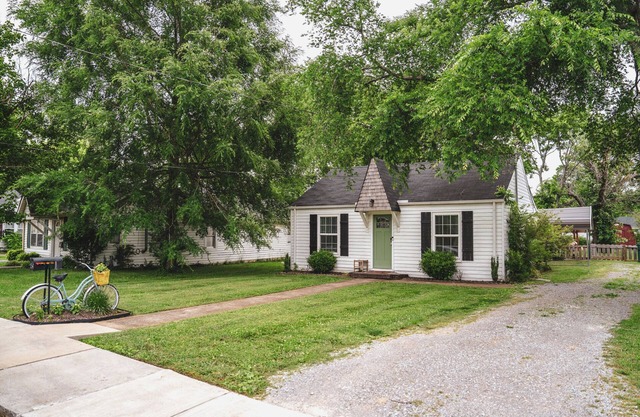 The Bird House – Charming Downtown Lebanon Stay, Pets Welcome!