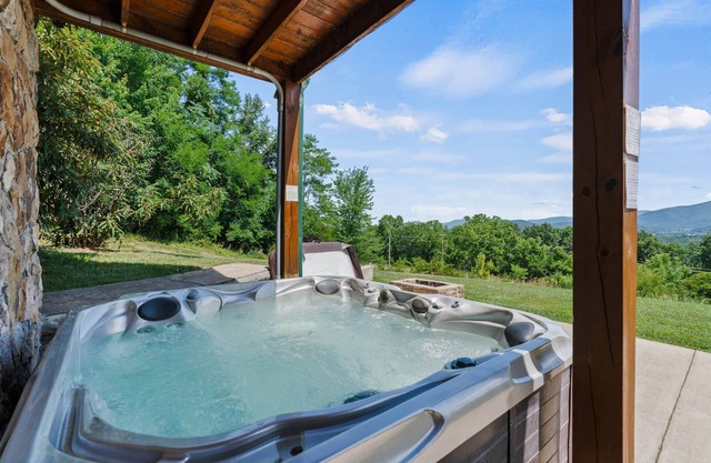 The Black Bear Lodge: Amazing Mountain Views!