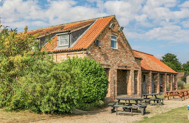 THE BLUE BELL, pet friendly, country holiday cottage in Burton Agnes