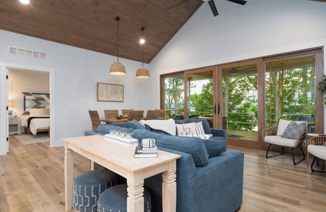 The Blue Cat: Family-Friendly Luxury Lakefront Retreat w/Fire Pit, Sunset Views