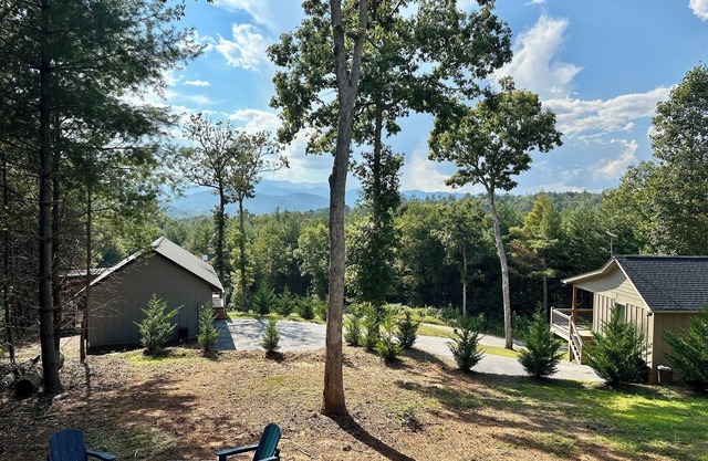 The Blue Door- Beautiful Mountain and Sunset Views-Perfect Fall Getaway