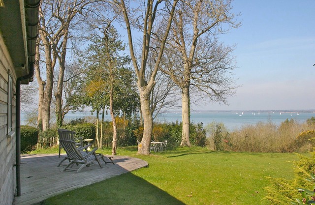 'The Blue House', A cottage with a beach and sea view. AVAILABLE this bank Hols!