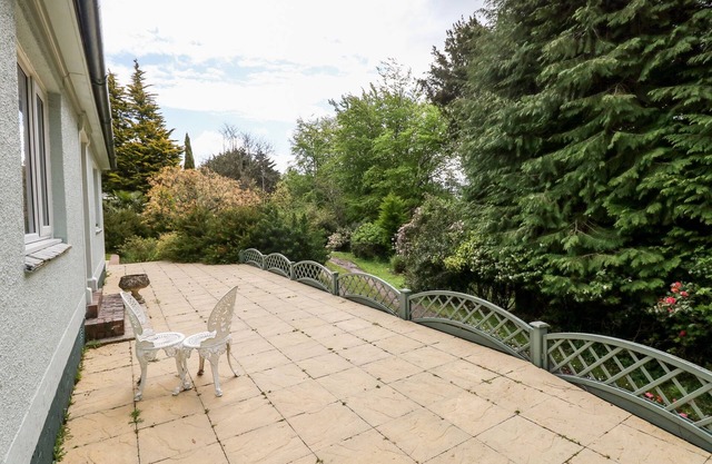 THE BLUE HOUSE AT MAGNOLIA LAKE, character holiday cottage in Dawlish
