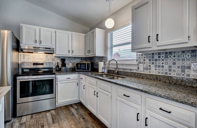 The "Blue Moon" Cottage, Downtown Wilmington! 9 blocks to Historic Riverfront!