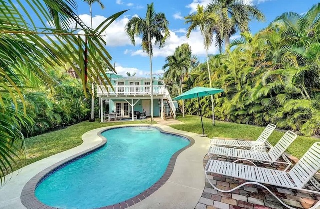 The Blue Pearl - Soak Up Views from a Scenic Poolside Upper Deck