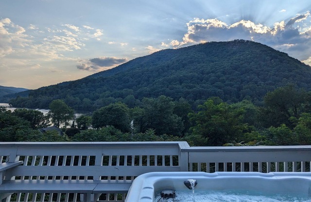 The Blue Ridge Bungalow- 3BR 2BA, hot tub with panoramic views, dog-friendly.