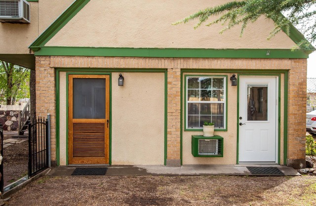 The Blue Room - Charming Studio, Great Location! by RedAwning