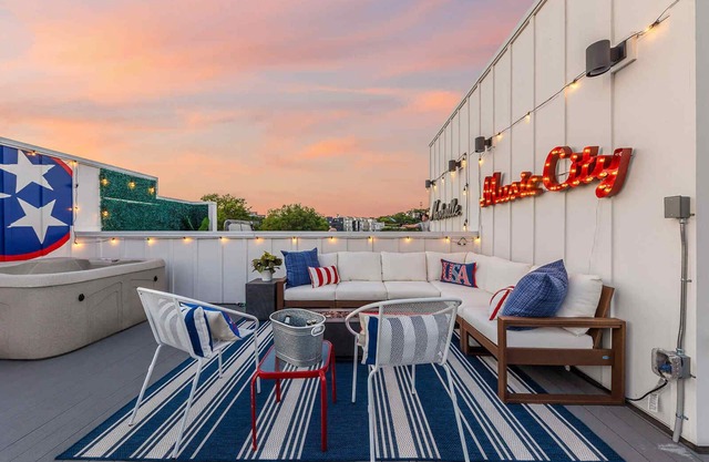 The Bluebell - Rooftop Lounge with Hot Tub!