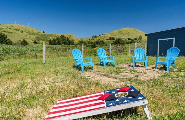The Bodega House-Beach & Pastures! Enchanting Coastal Charmer!WiFi/Yard Games