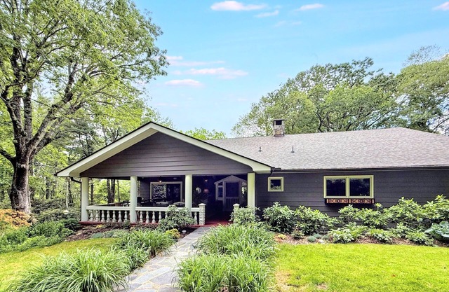 The Bodhi: Spacious 5-bedroom retreat in Highlands with wooded mountain views.
