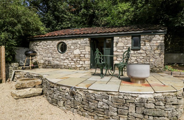 THE BOLT HOLE, pet friendly, with open fire in Shepton Mallet