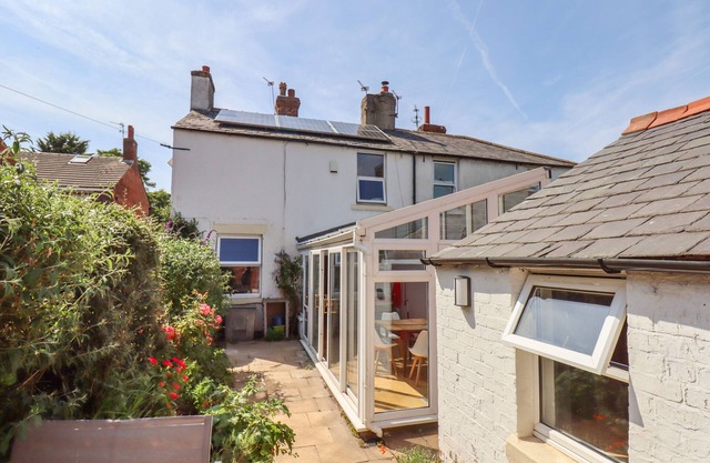 THE BOTHY, pet friendly, with open fire in Lytham St. Annes