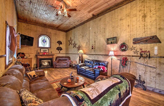'The Bovard Lodge' Rustic Cabin Near Ohio River!