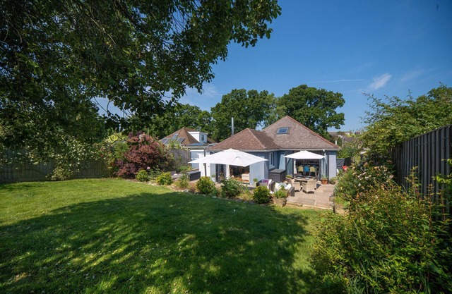 The Brackens – Stunning Seaside Retreat on Gully Road, Seaview with Large secure Garden near beach