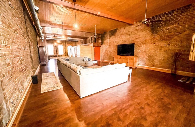 The Brick Street Suite, high ceilings, historic brick street location