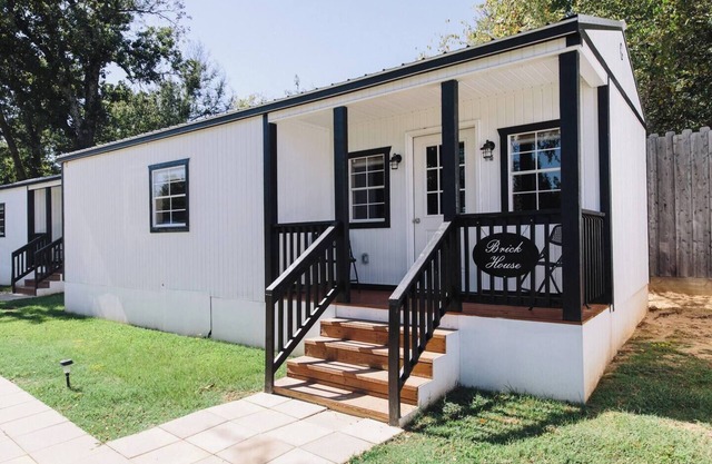 The Brickhouse - Tiny Home w/Access to Pool & Hot Tub, The Brickhouse - Modern Cottage w/Access to