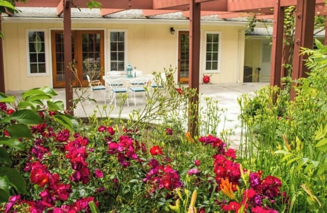 "The Bridge House"nRelax & Recharge in a Spacious 5-Bedroom House: Pool, Wifi