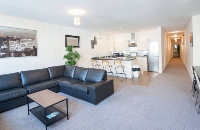 The Broadmead Forest - Spacious City Centre 3BDR Apartment