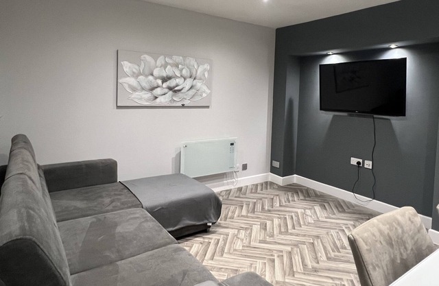 The Broadway Retreat with parking