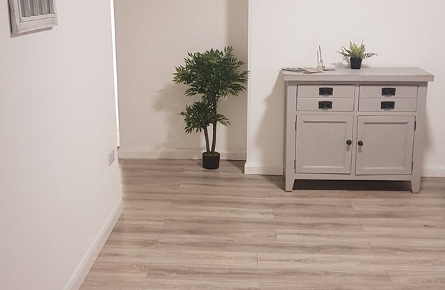 The Broadway Rooms with parking and restaurant, close to National Space Centre