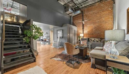The Buchanan Loft - Modern Comfort Meets Downtown Charm