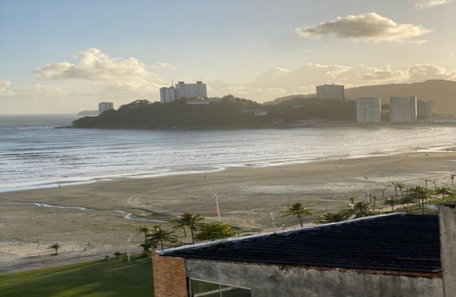 The building faces the beach and the kitnet has a wide view of it.