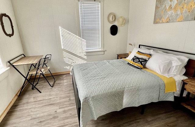 The Bungalow House; 2 Bed 1 bath; minutes from Cheyenne Bottoms! Pet Friendly.