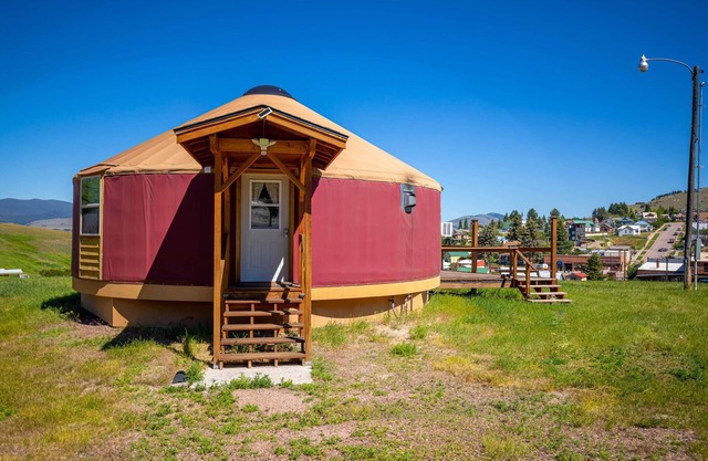 The Burg Yurt - Historic Downtown Philipsburg