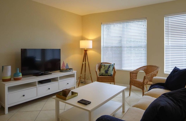 The Bush House - Premium Coastal Living for 4 - 2BR 1BA