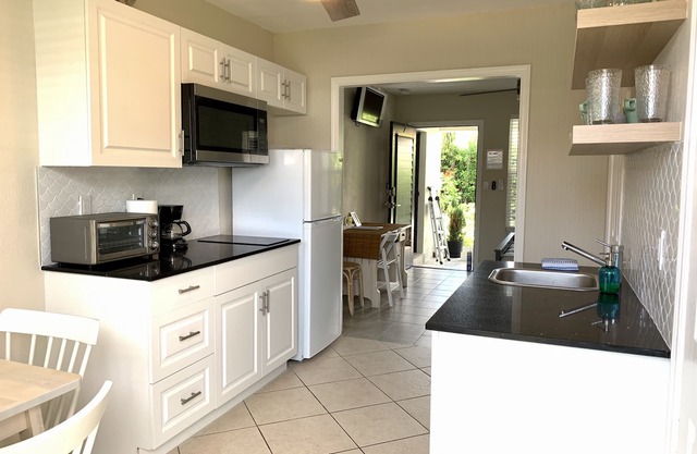 THE BUSH HOUSE - Premium House for 2 1BR 1BA Studio