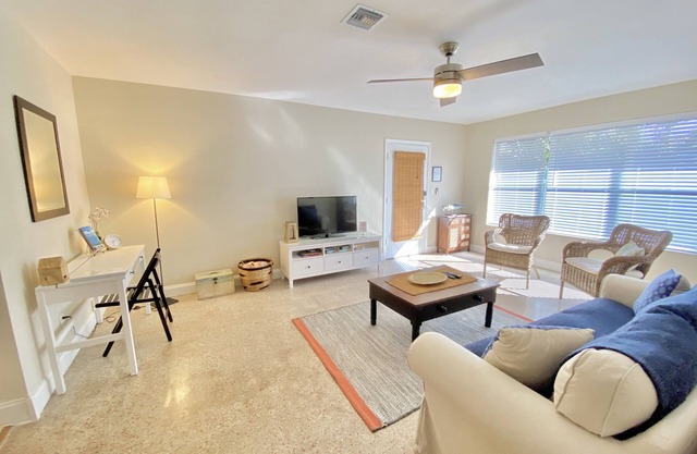 The Bush House - Premium Country Living for 4 - 2BR 1BA