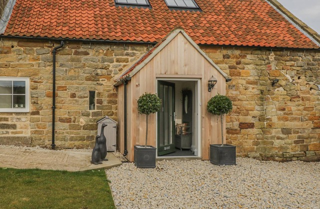 THE BYRE, pet friendly, luxury holiday cottage in Whitby