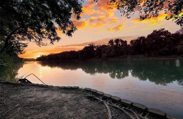 *THE C5 RIVER HOUSE MINUTES FROM MAGNOLIA AND BAYLOR RIVER *