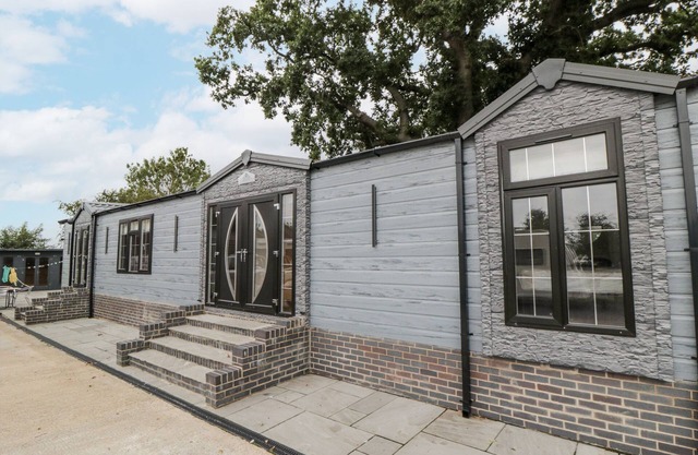 THE CABIN, pet friendly, with hot tub in Thornton Dale