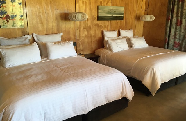 The Camel at Araiawai Lodge, Pukenui. Modern & S/C open-plan, sleeps 2-6,