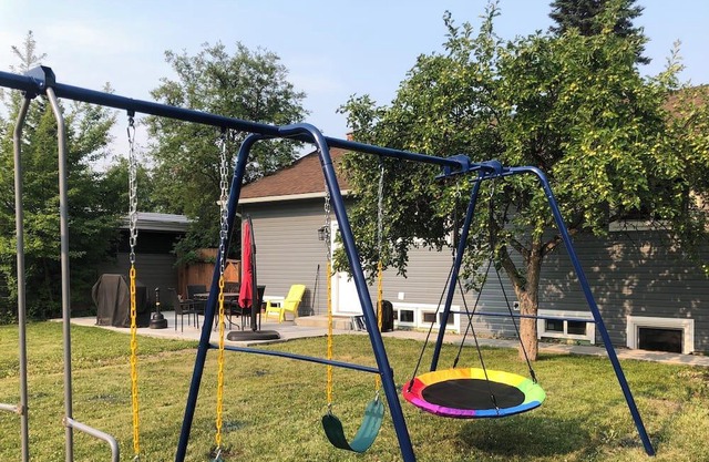 The Canadiana~Cozy &Spotless 2 BR~5min to Hospital~Free WiFi-Dog Friendly