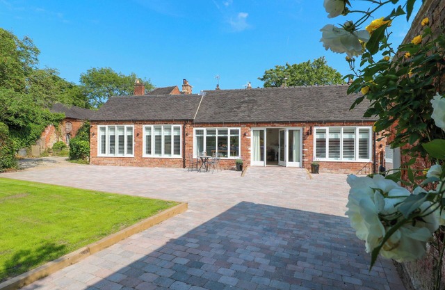 THE CANALSIDE COTTAGE, pet friendly, with a garden in Shardlow