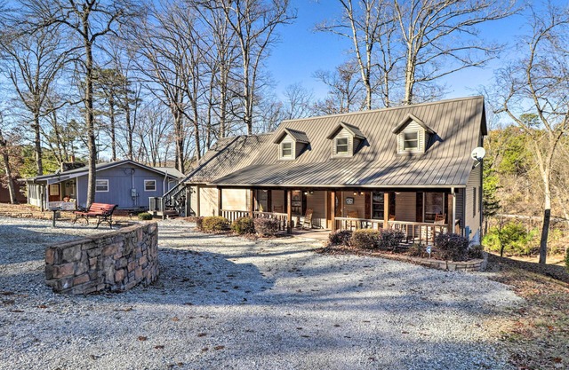 The Captains Quarters in Rogers w/Covered Porch!
