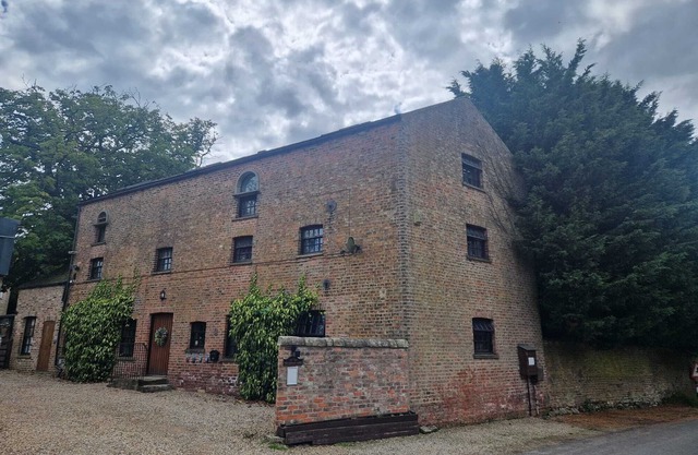 The Carriage House. Sleeps 30. York 5m.