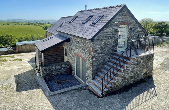 THE CART BARN @ CADWGAN, family friendly, with hot tub in Llanboidy