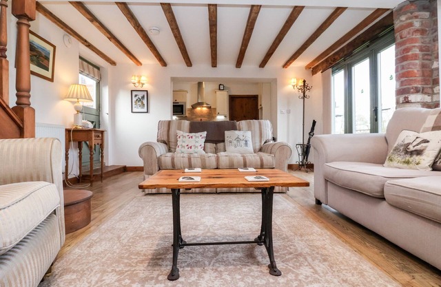 THE CART HOUSE, romantic, character holiday cottage in Skipsea