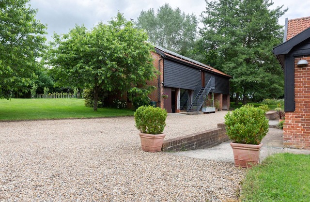 THE CART LODGE AT GROVE BARN, pet friendly, with a garden in Eye