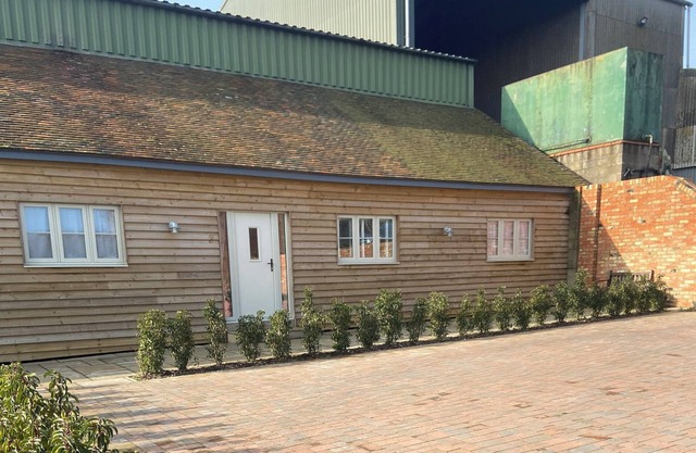 THE CART SHED, character holiday cottage in Marston Moretaine