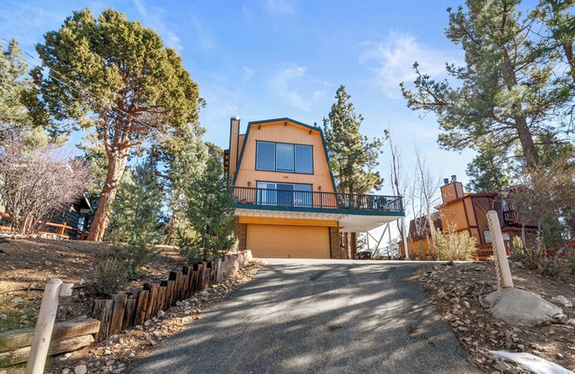 The Cedar Bear Lodge + Jacuzzi + Outdoor Patio/BBQ