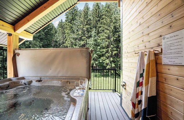 The Cedar Suite - Secluded Mountain Retreat with Forest Views and Hot Tub