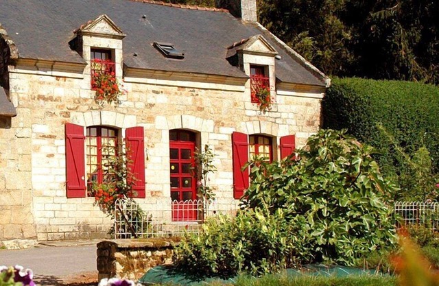 The CHAUMIERES de KERHOUIDEN - BAUD- LE PUITS 1